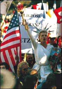 Scientologist per la liber� religiosa, Germania 1997. Foto AP